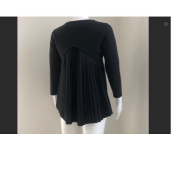 LuluLemon Black Long sleeve Top w/ Accordion Back - Picture 4 of 6